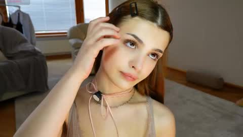 Hello my name is Eva its my first day here online show from April 4, 8:56 am