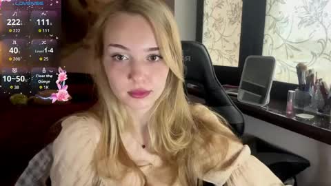 evacarter1 online show from April 22, 11:01 am