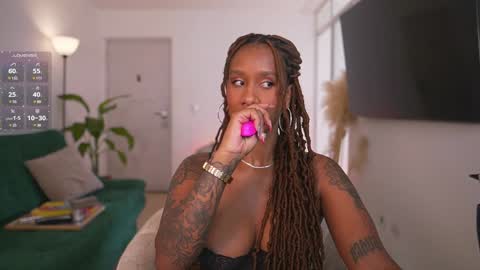 Snapshot of evajacksss_ chatting on February 2, 4:11 pm evajacksss_ online show from February 2, 4:11 pm