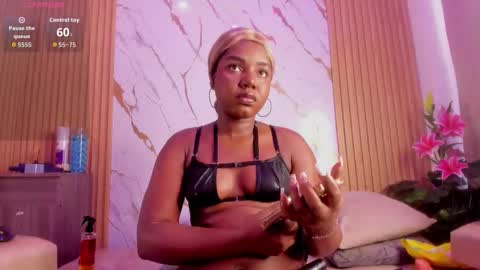 Snapshot of evajohnss chatting on December 3, 12:47 pm EvaJohnss online show from December 3, 12:47 pm