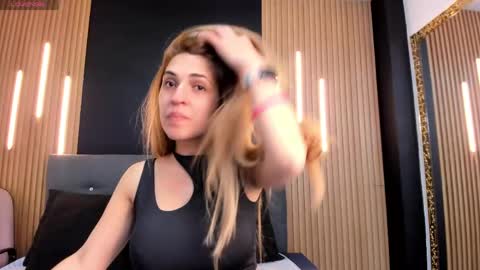Snapshot of evaloviaa_ chatting on May 6, 1:27 pm Eva online show from May 6, 1:27 pm