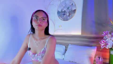 Snapshot of evalune_ chatting on May 6, 9:09 pm . online show from May 6, 9:09 pm