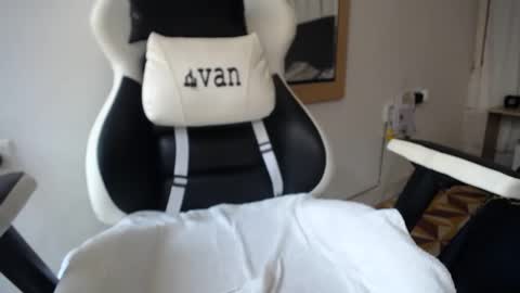 Snapshot of evans_king chatting on January 12, 8:25 pm Evan online show from January 12, 8:25 pm