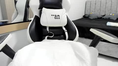 Snapshot of evans_king chatting on February 21, 2:51 pm Evan online show from February 21, 2:51 pm