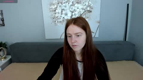 Snapshot of evarey_ chatting on November 22, 6:12 am Adelina online show from November 22, 6:12 am