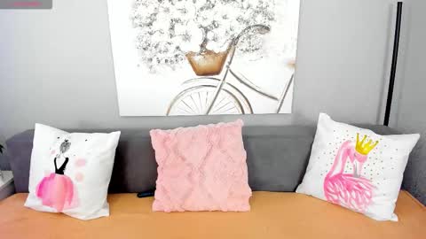 Snapshot of evarey_ chatting on November 24, 8:14 am Adelina online show from November 24, 8:14 am