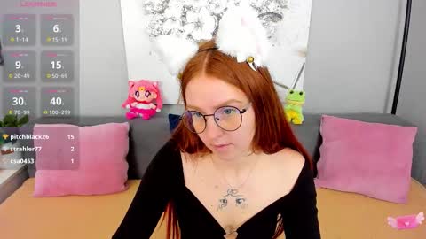 Snapshot of evarey_ chatting on November 29, 8:17 am Adelina online show from November 29, 8:17 am