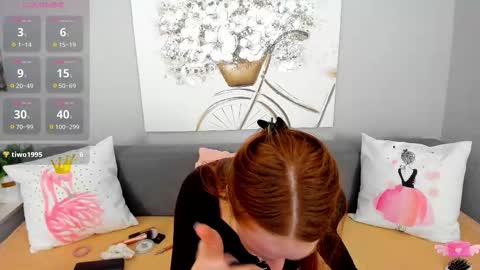 Snapshot of evarey_ chatting on December 3, 6:54 am Adelina online show from December 3, 6:54 am