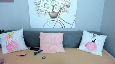 Snapshot of evarey_ chatting on December 4, 5:17 am Adelina online show from December 4, 5:17 am