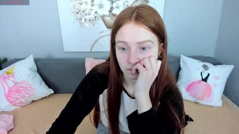 Snapshot of evarey_ chatting on December 5, 6:22 am Adelina online show from December 5, 6:22 am