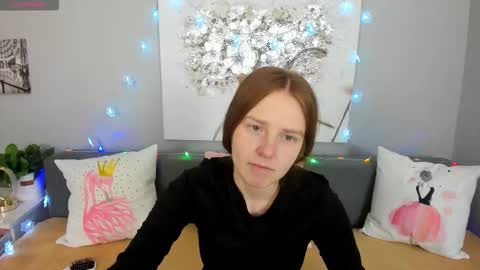 Snapshot of evarey_ chatting on December 15, 5:01 am Adelina online show from December 15, 5:01 am