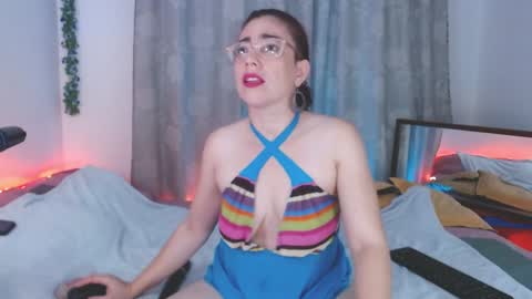 Eve Blue  friends. IG eve blue77 TW EveBlue 1 OF eveblue7 online show from December 27, 4:36 am