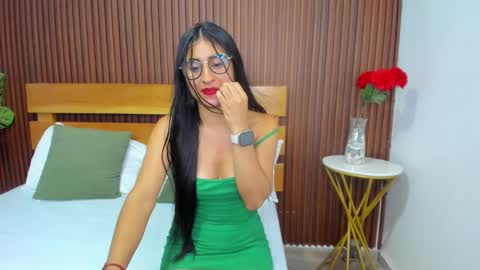 Snapshot of evelin_leroy chatting on December 24, 2:22 pm BELLA online show from December 24, 2:22 pm