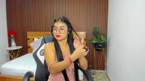 Snapshot of evelin_leroy chatting on March 8, 12:20 pm BELLA online show from March 8, 12:20 pm