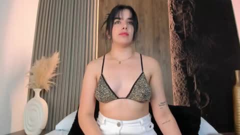 E V E L I N online show from February 15, 11:41 am