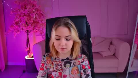 Snapshot of evelinakitty chatting on June 1, 9:00 am Evelina online show from June 1, 9:00 am