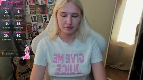 Snapshot of evelinalu chatting on June 23, 1:14 am Evelina online show from June 23, 1:14 am