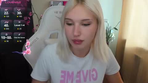 Snapshot of evelinalu chatting on June 26, 1:32 am Evelina online show from June 26, 1:32 am