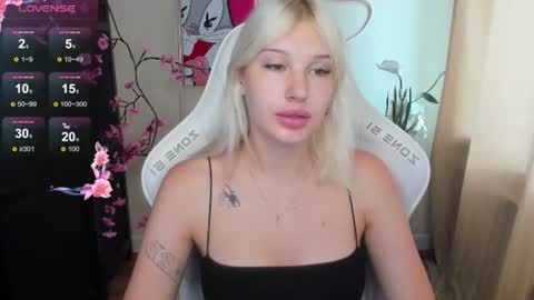 Snapshot of evelinalu chatting on June 28, 1:22 am Evelina online show from June 28, 1:22 am