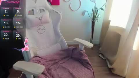 Snapshot of evelinalu chatting on July 12, 1:18 am Evelina online show from July 12, 1:18 am