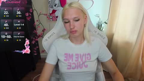 Snapshot of evelinalu chatting on July 16, 1:11 am Evelina online show from July 16, 1:11 am
