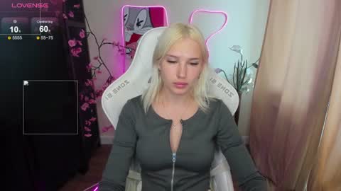 Snapshot of evelinalu chatting on July 19, 1:20 am Evelina online show from July 19, 1:20 am
