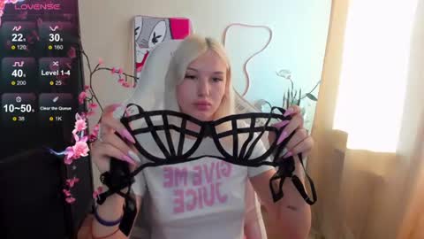 Snapshot of evelinalu chatting on July 25, 1:15 am Evelina online show from July 25, 1:15 am