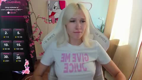 Snapshot of evelinalu chatting on July 30, 1:26 am Evelina online show from July 30, 1:26 am