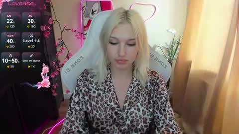 Snapshot of evelinalu chatting on August 4, 1:09 am Evelina online show from August 4, 1:09 am