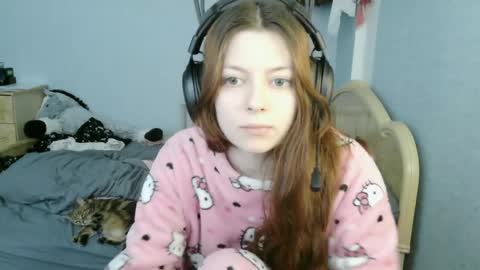 Snapshot of evelinamercer chatting on June 6, 10:42 am Alice 3 online show from June 6, 10:42 am