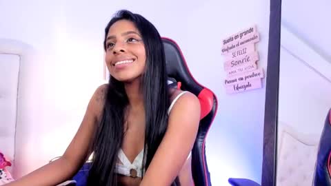 Snapshot of evelyn__ebony chatting on December 7, 7:05 am evelyn ebony online show from December 7, 7:05 am