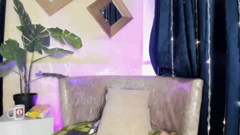 Snapshot of evelyn__rose1 chatting on June 5, 6:52 am evelyn__rose1 online show from June 5, 6:52 am