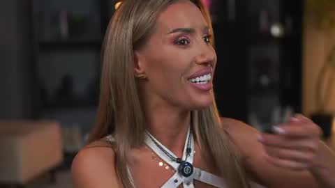 Snapshot of evelyn_evyy chatting on June 20, 6:11 pm Evelyn online show from June 20, 6:11 pm