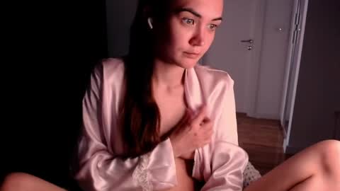 Snapshot of evelyn_gg chatting on June 3, 9:45 am Evelyn online show from June 3, 9:45 am