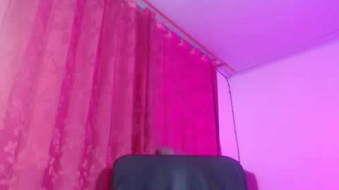 Evelyn Sandoval online show from October 25, 2:30 am