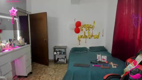 Snapshot of evelyn_squirts chatting on August 6, 7:27 pm Evelyn online show from August 6, 7:27 pm