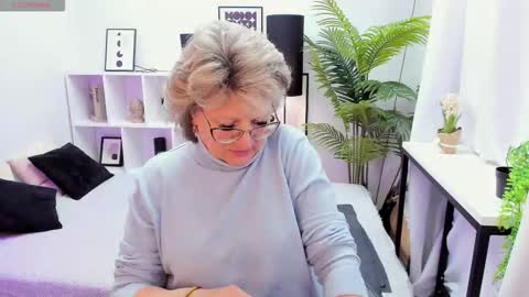 Evelyn online show from December 1, 5:12 am