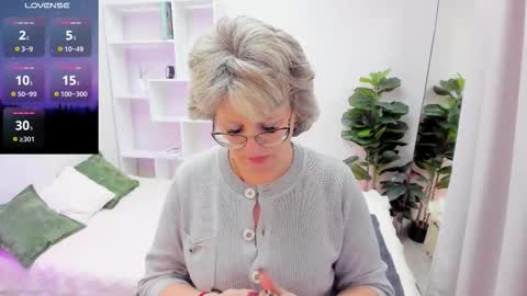 Evelyn online show from December 4, 5:17 am