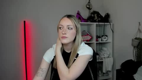 evelynblond online show from April 2, 12:36 pm