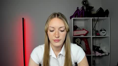 Snapshot of evelynblond chatting on May 6, 12:43 pm evelynblond online show from May 6, 12:43 pm