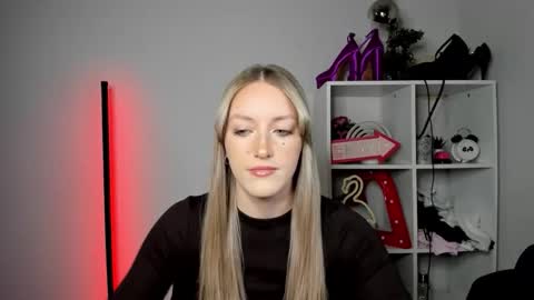 Snapshot of evelynblond chatting on May 7, 12:43 pm evelynblond online show from May 7, 12:43 pm
