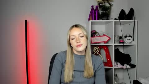 Snapshot of evelynblond chatting on May 11, 4:26 pm evelynblond online show from May 11, 4:26 pm