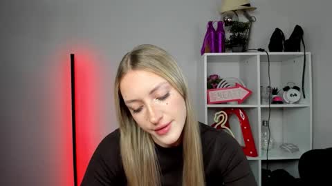 Snapshot of evelynblond chatting on May 15, 5:36 am evelynblond online show from May 15, 5:36 am
