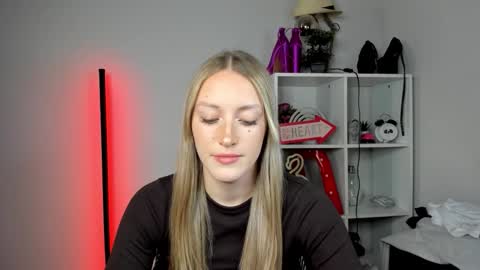 Snapshot of evelynblond chatting on May 18, 12:44 pm evelynblond online show from May 18, 12:44 pm