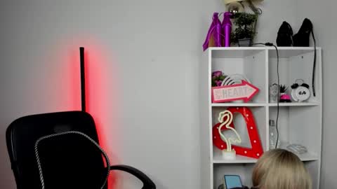 Snapshot of evelynblond chatting on May 20, 12:44 pm evelynblond online show from May 20, 12:44 pm