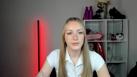 Snapshot of evelynblond chatting on May 28, 1:41 pm evelynblond online show from May 28, 1:41 pm
