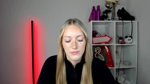 Snapshot of evelynblond chatting on June 1, 12:40 pm evelynblond online show from June 1, 12:40 pm