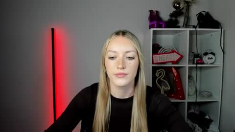 Snapshot of evelynblond chatting on June 12, 12:37 pm evelynblond online show from June 12, 12:37 pm