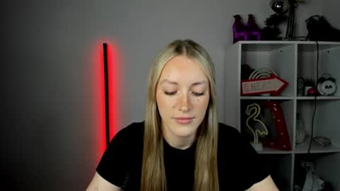 Snapshot of evelynblond chatting on June 15, 12:40 pm evelynblond online show from June 15, 12:40 pm