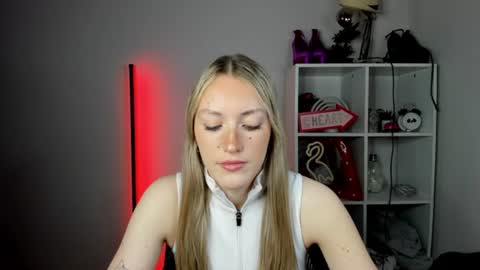 Snapshot of evelynblond chatting on June 17, 10:28 am evelynblond online show from June 17, 10:28 am